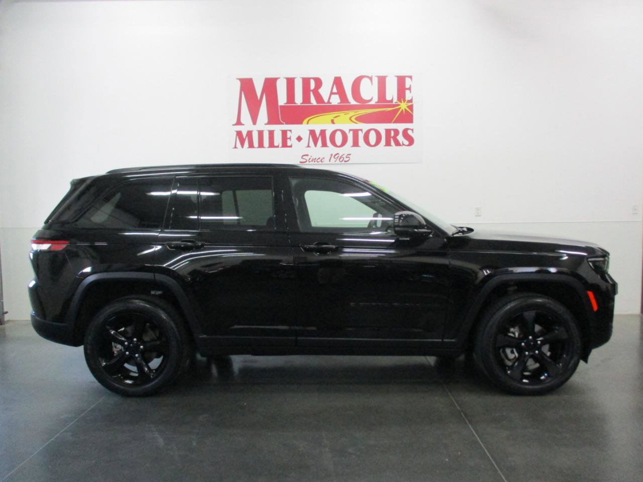 Used 2022 Jeep Grand Cherokee Altitude AWD/4WD image 6