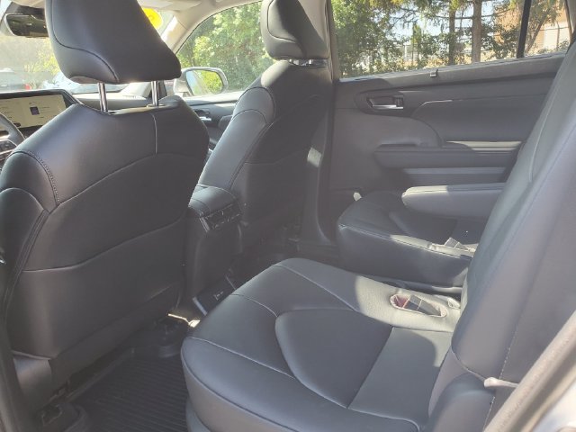 Used 2023 Toyota Highlander XLE AWD/4WD image 11