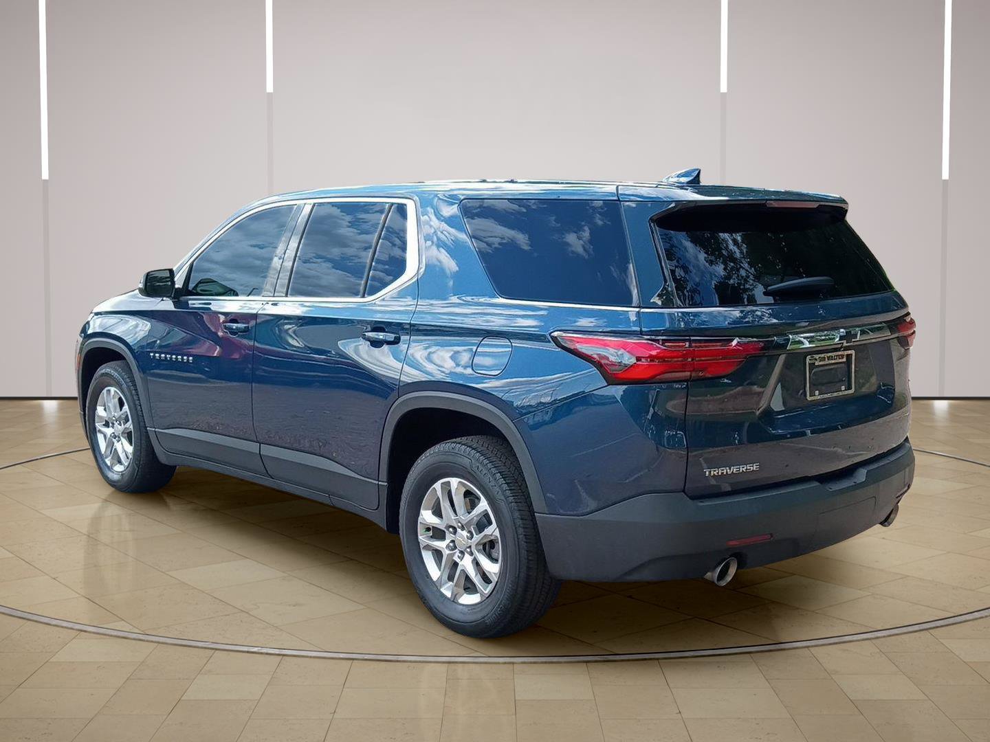 Used 2023 Chevrolet Traverse LS w/ Safety Package FWD image 5