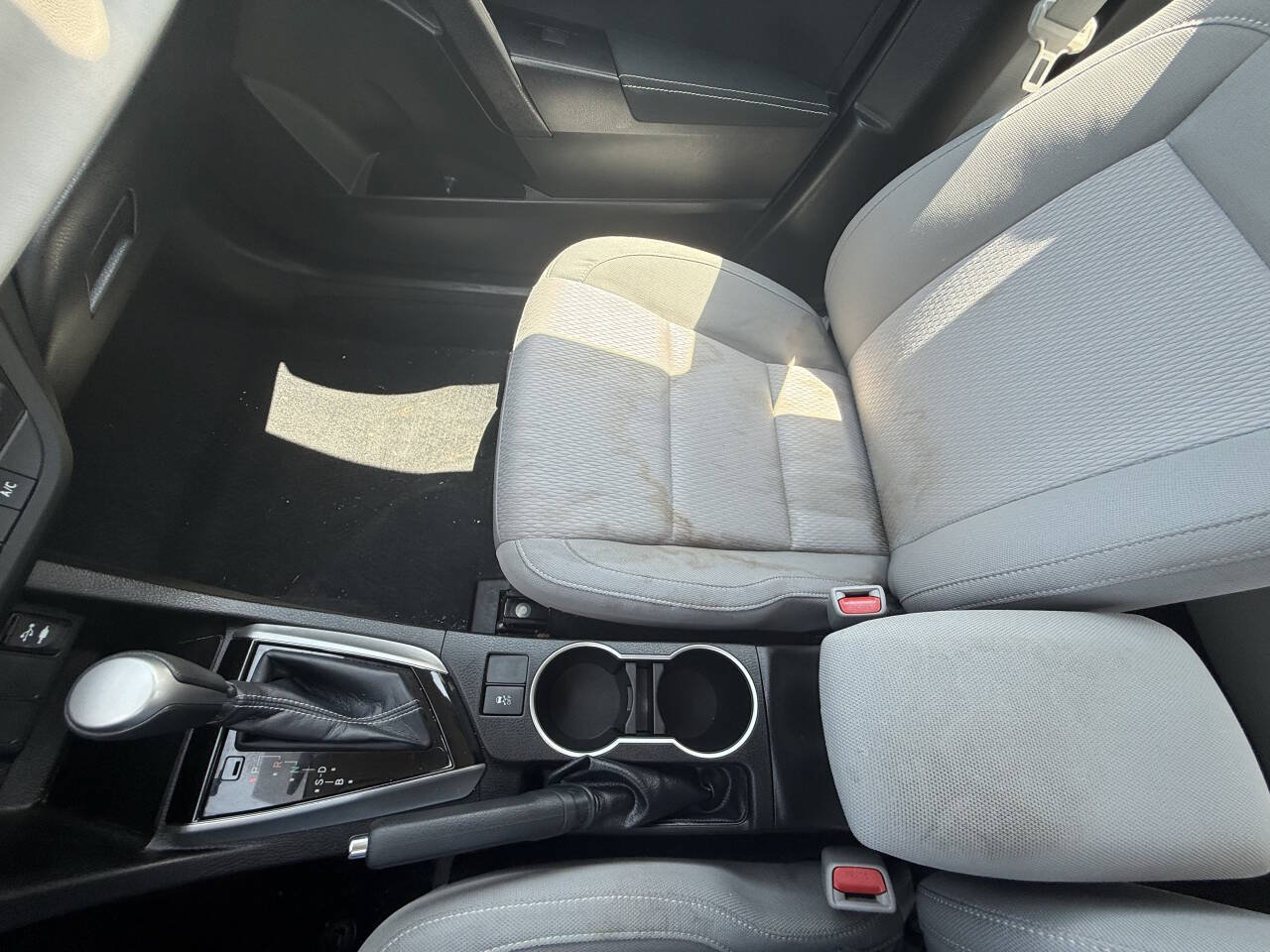 Used 2014 Toyota Corolla LE FWD image 29