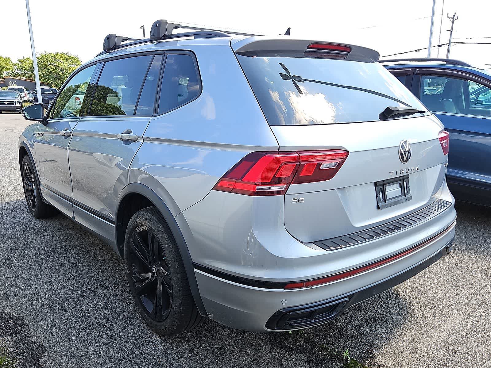 Used 2024 Volkswagen Tiguan SE R-Line AWD/4WD image 4