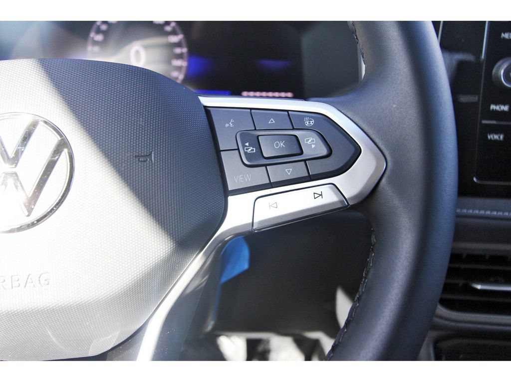 Certified 2025 Volkswagen Taos SE FWD image 18