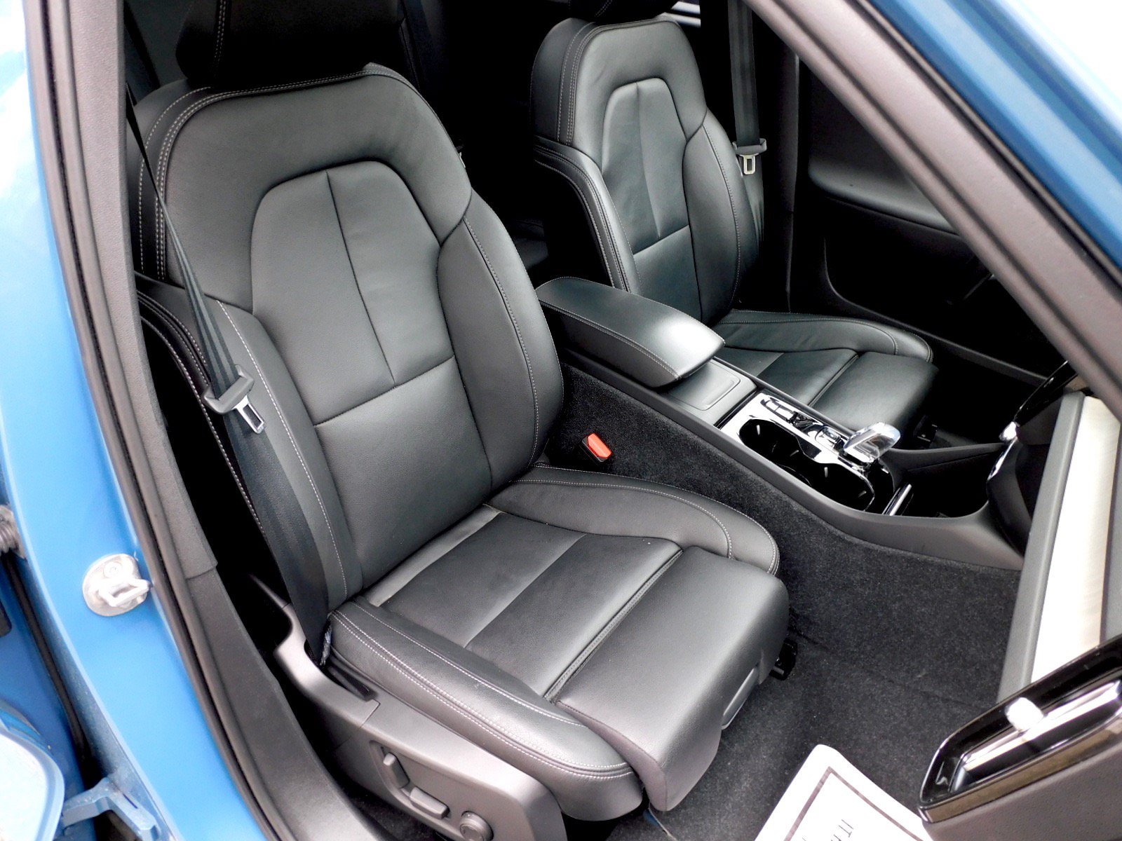 Used 2024 Volvo XC40 B5 Plus AWD/4WD image 19