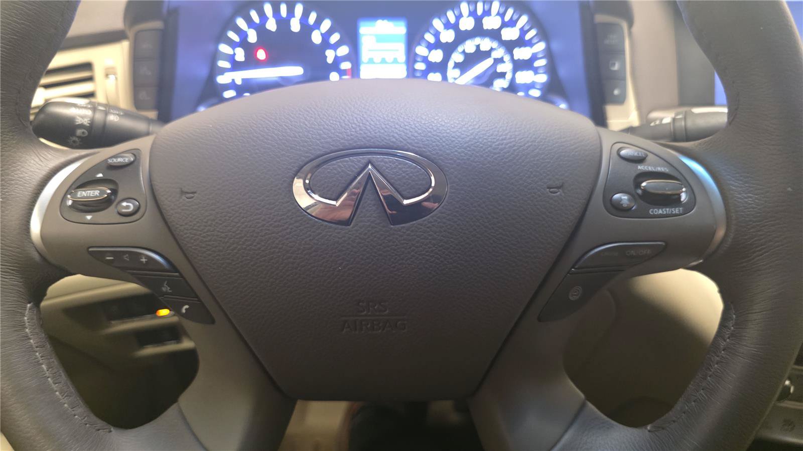 Used 2015 INFINITI Q70 3.7 w/ Technology Package RWD image 19