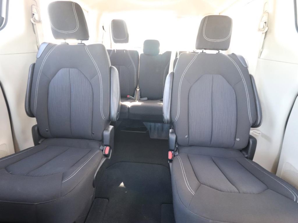 Used 2023 Chrysler Voyager LX image 9