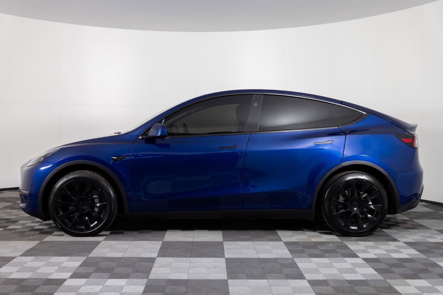 Used 2024 Tesla Model Y Long Range AWD/4WD image 3