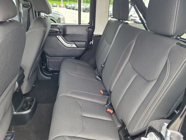 Used 2016 Jeep Wrangler Unlimited Sahara w/ Connectivity Group AWD/4WD image 13