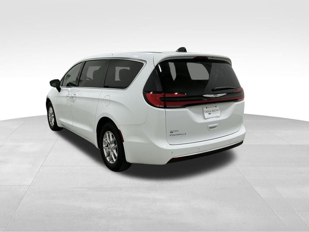 Used 2025 Chrysler Pacifica Select image 3