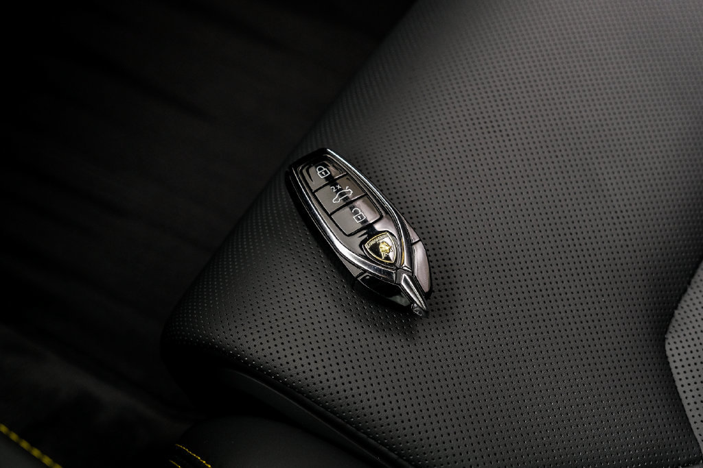 Used 2025 Lamborghini Urus SE AWD/4WD image 65