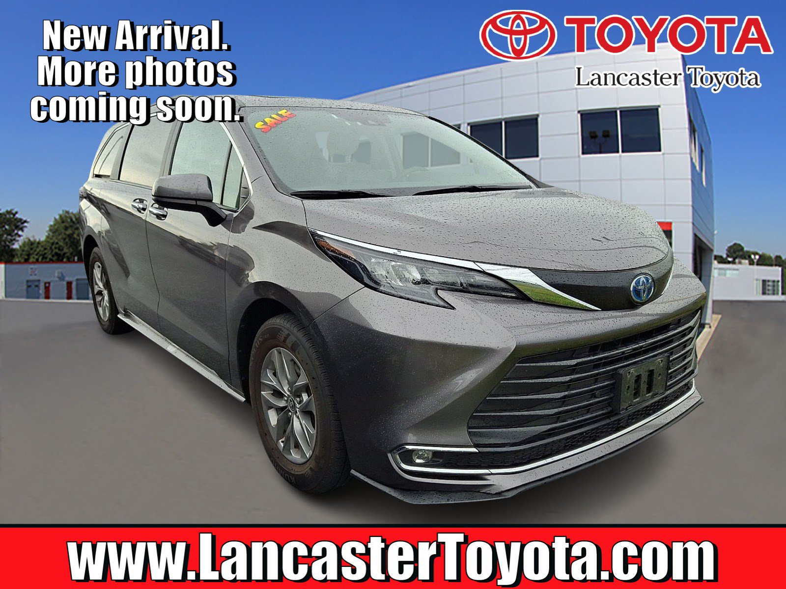 Used 2024 Toyota Sienna XLE FWD image 1