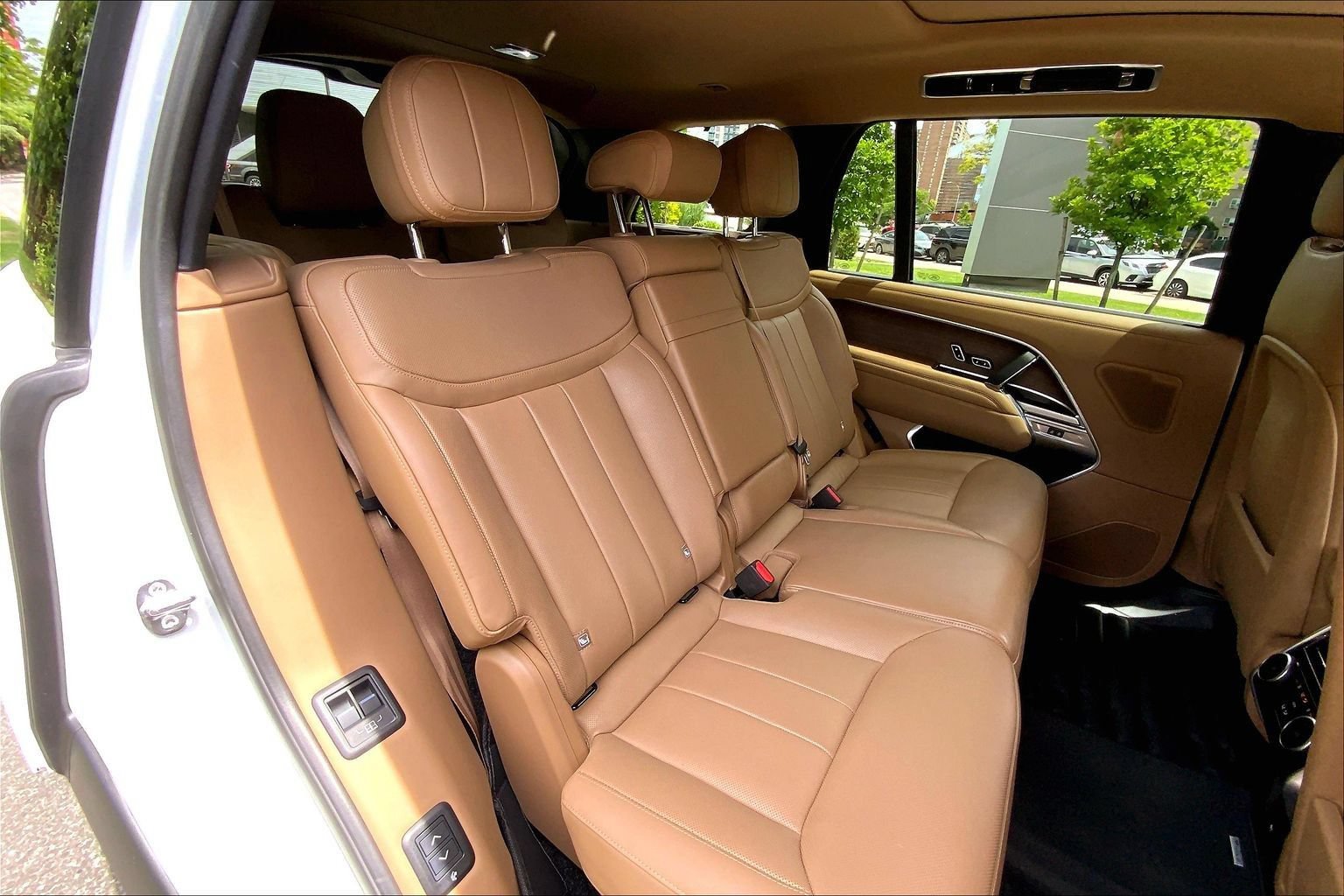 Certified 2025 Land Rover Range Rover Long Wheelbase SE AWD/4WD image 19