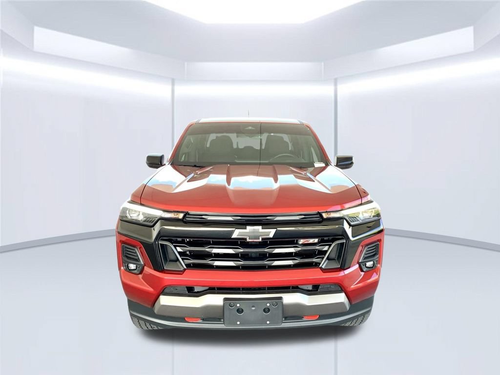 Used 2024 Chevrolet Colorado Z71 w/ Z71 Convenience Package 2 AWD/4WD image 3