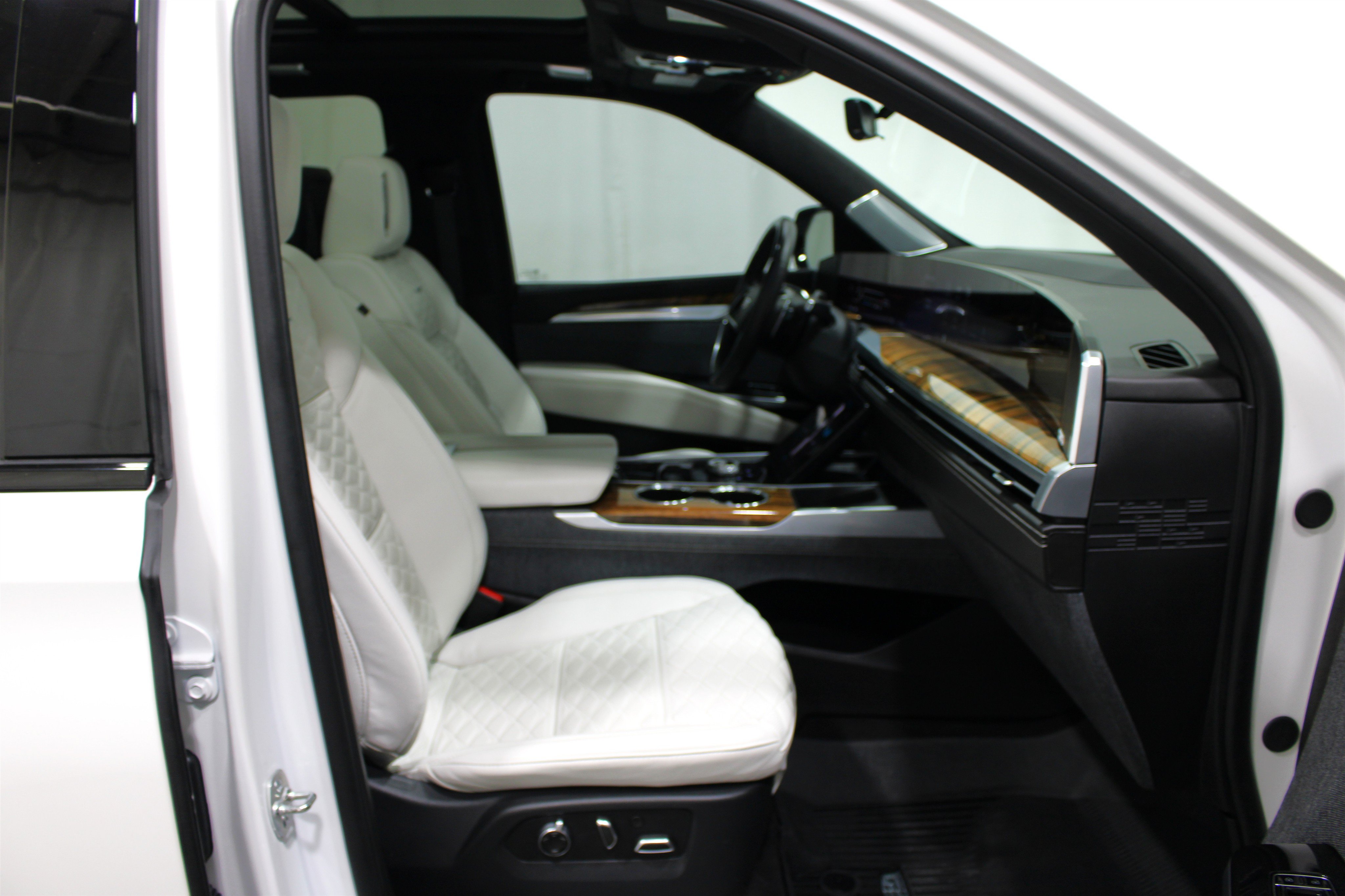 Certified 2025 Cadillac Escalade ESV Sport Platinum w/ LPO, ONYX Package AWD/4WD image 32