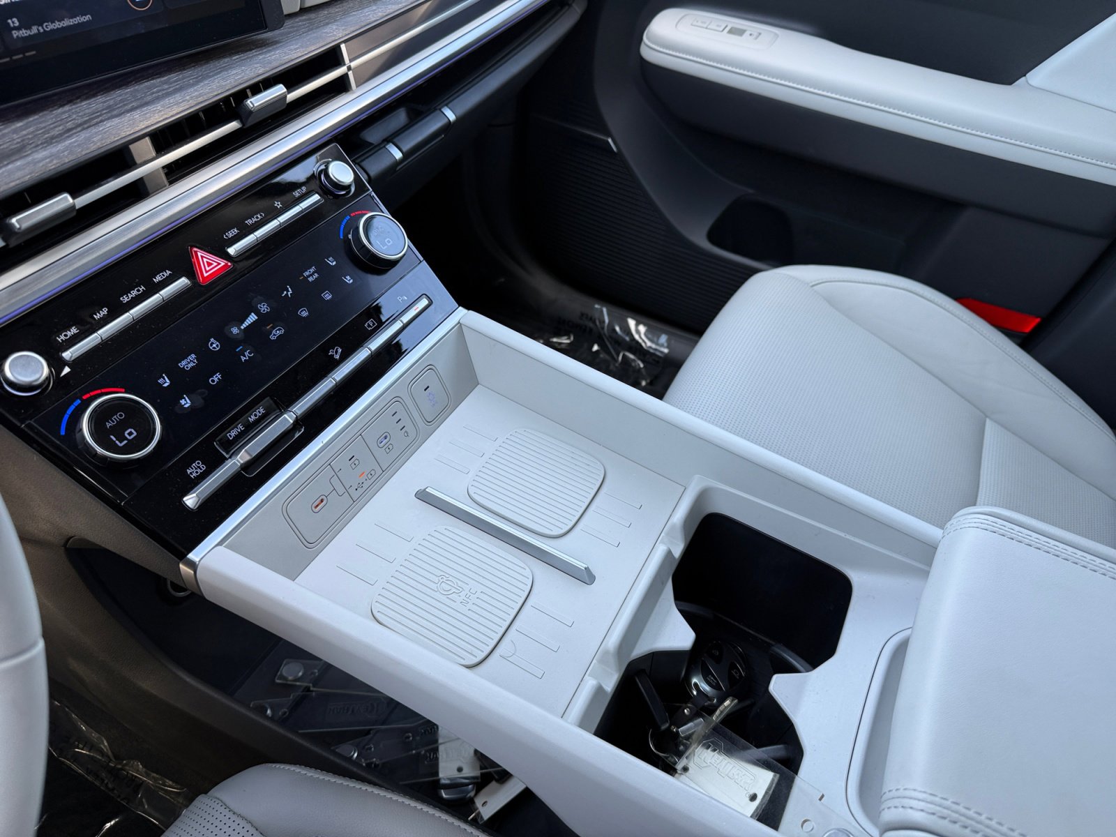 Certified 2025 Hyundai Santa Fe Limited image 13