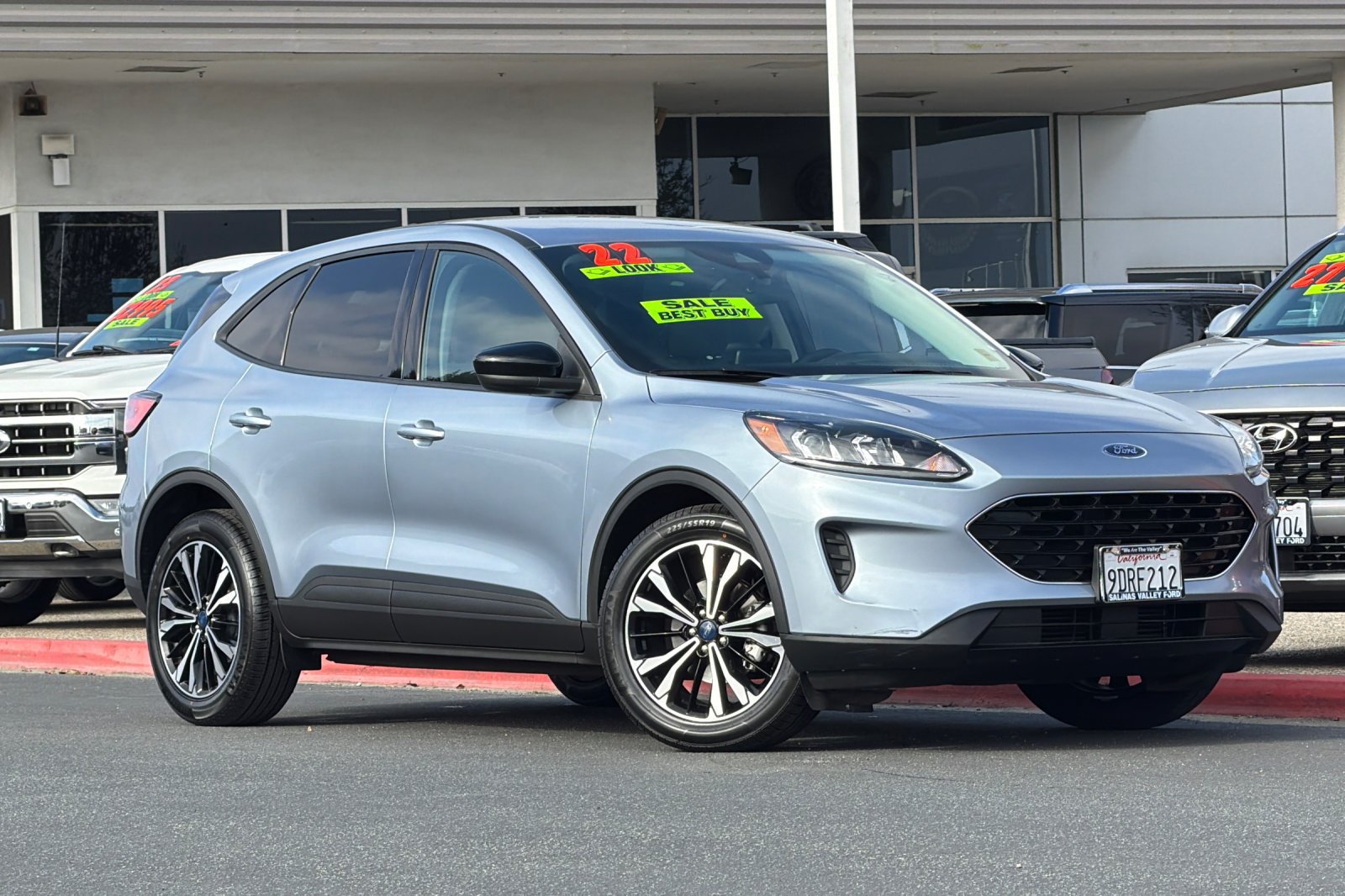 Used 2022 Ford Escape SE w/ SE Sport Appearance Package FWD image 2