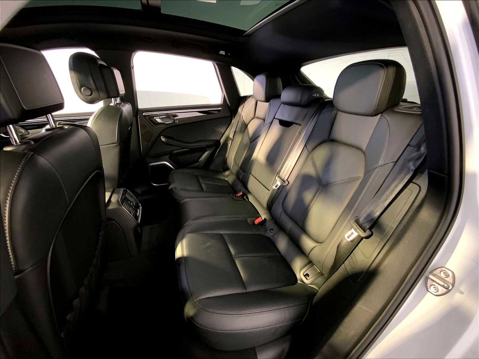 Certified 2023 Porsche Macan AWD/4WD image 24