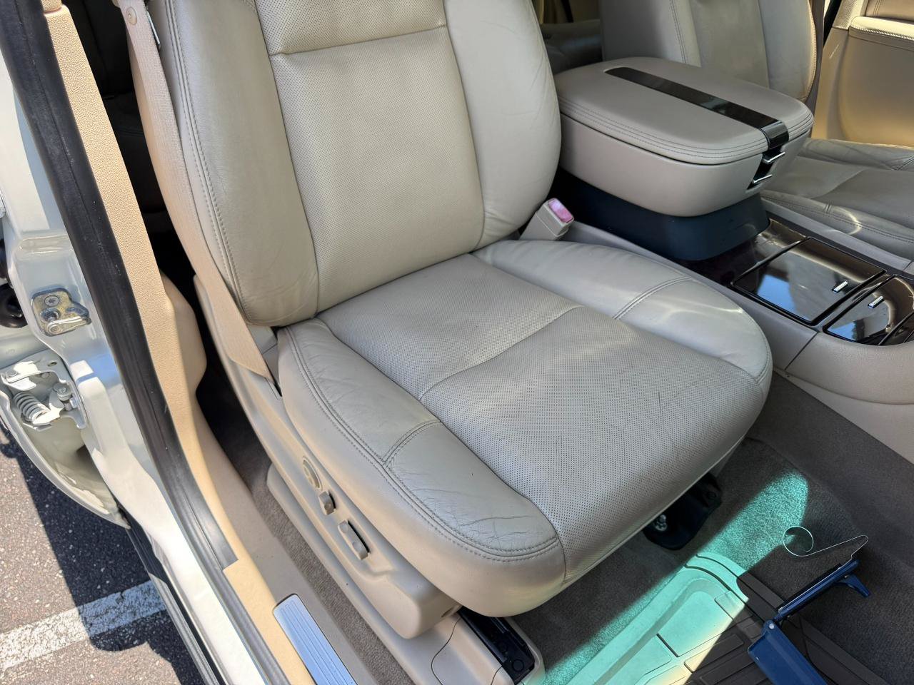 Used 2011 Cadillac Escalade Premium AWD/4WD image 23