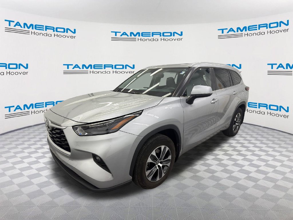 Used 2024 Toyota Highlander XLE FWD image 1