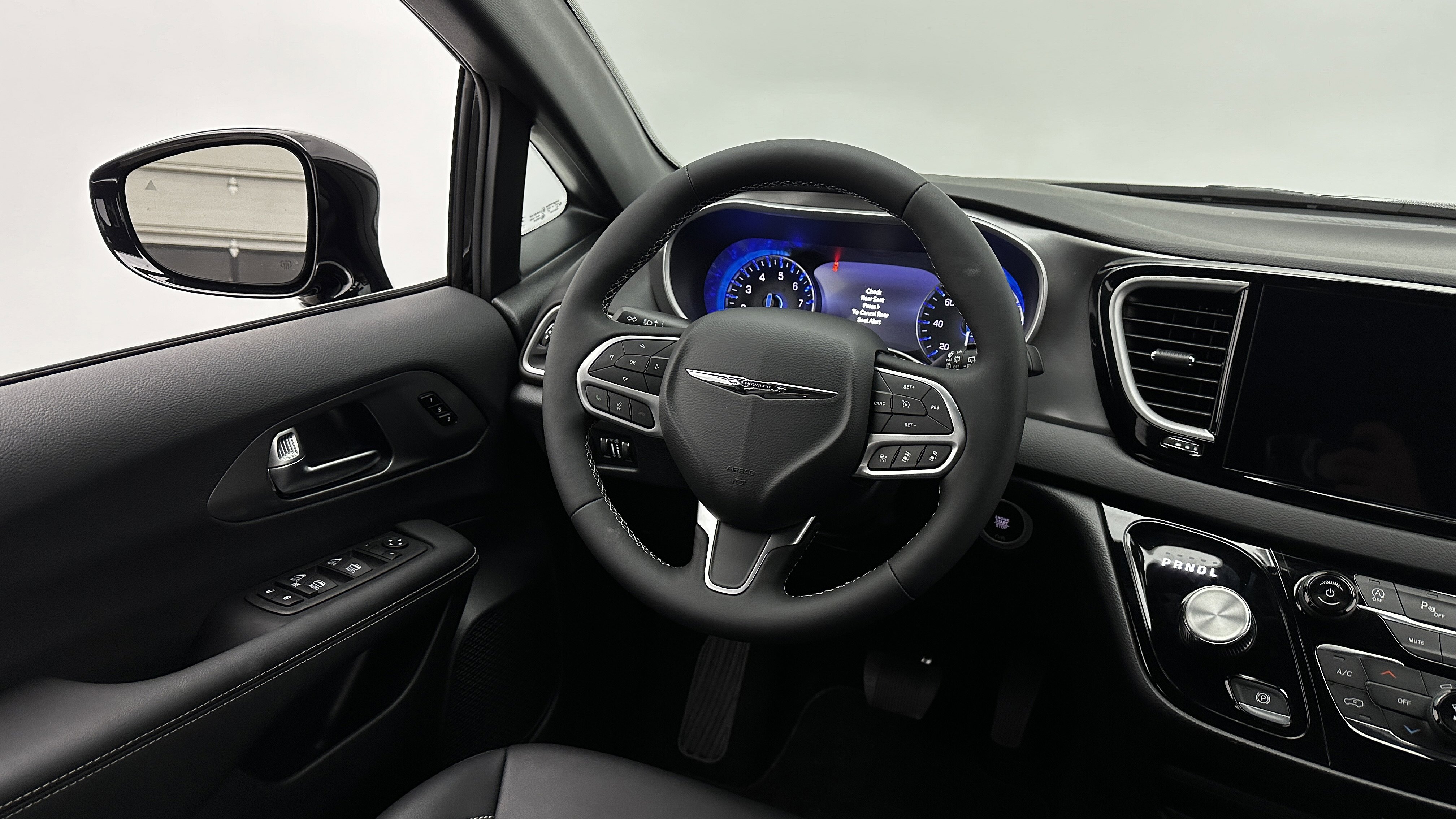 Used 2025 Chrysler Pacifica Select image 31