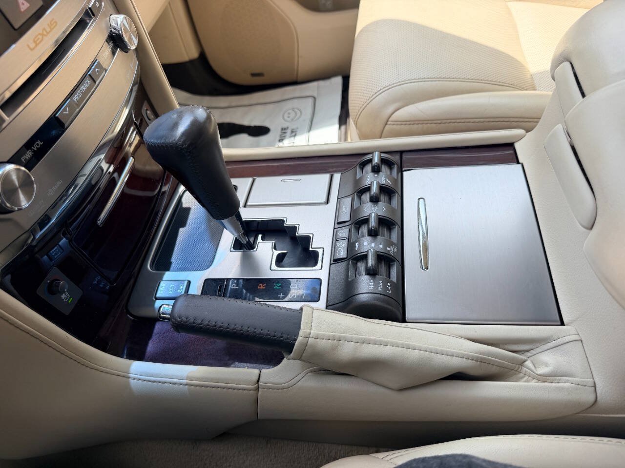 Used 2013 Lexus LX 570 4WD w/ Luxury Pkg image 56
