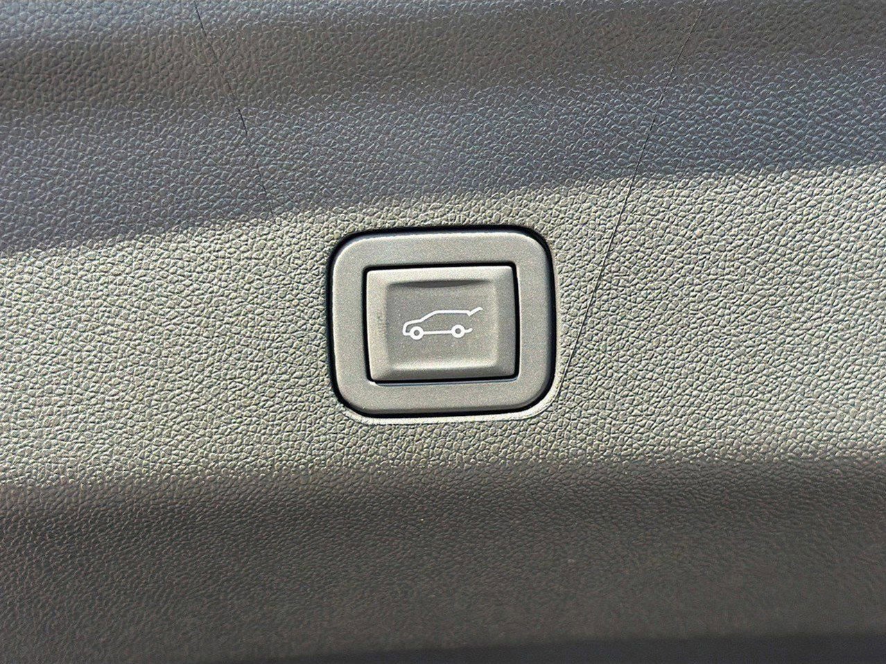 Used 2025 Chevrolet Suburban High Country image 15