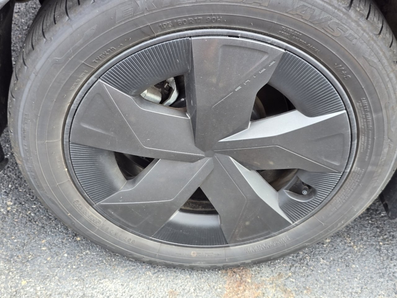 Used 2025 Toyota Prius LE FWD image 9