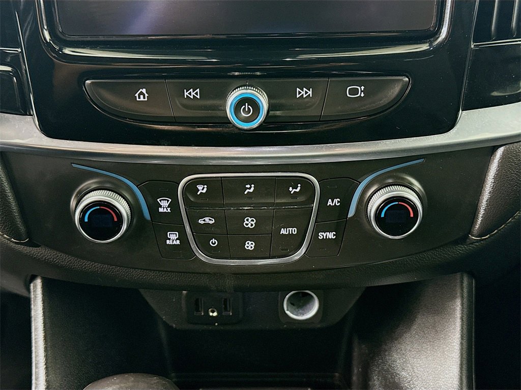 Used 2022 Chevrolet Traverse LT image 18