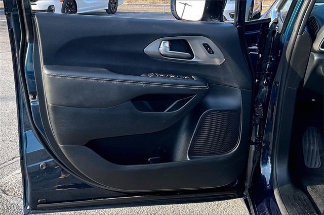 Used 2025 Chrysler Pacifica Select image 20