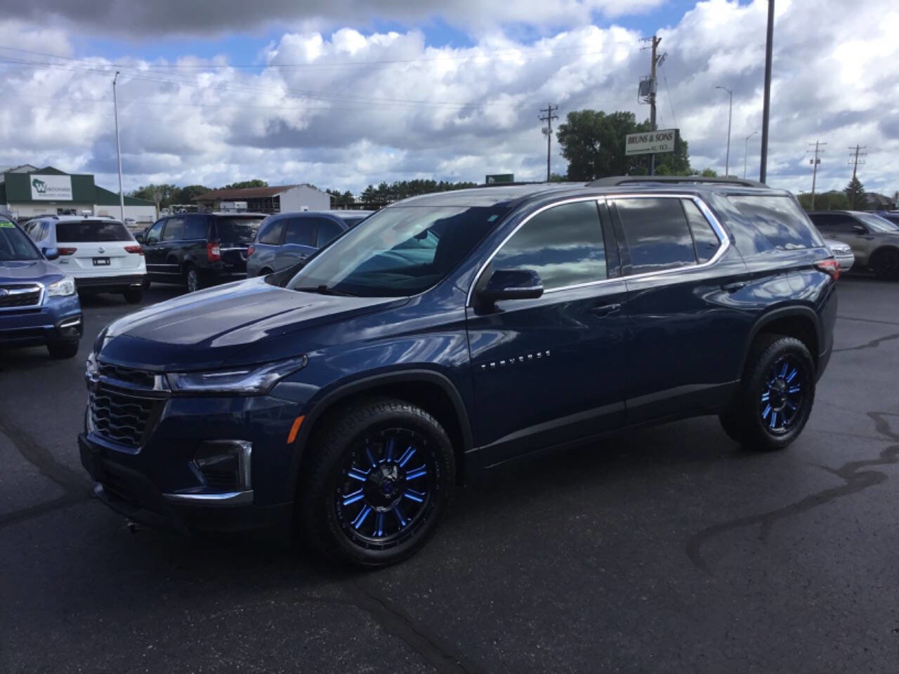 Used 2023 Chevrolet Traverse LT image 1