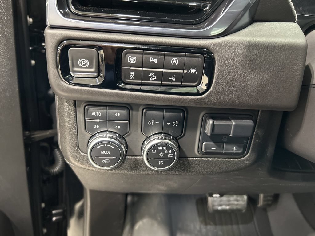 Used 2025 GMC Yukon AT4 Ultimate AWD/4WD image 13