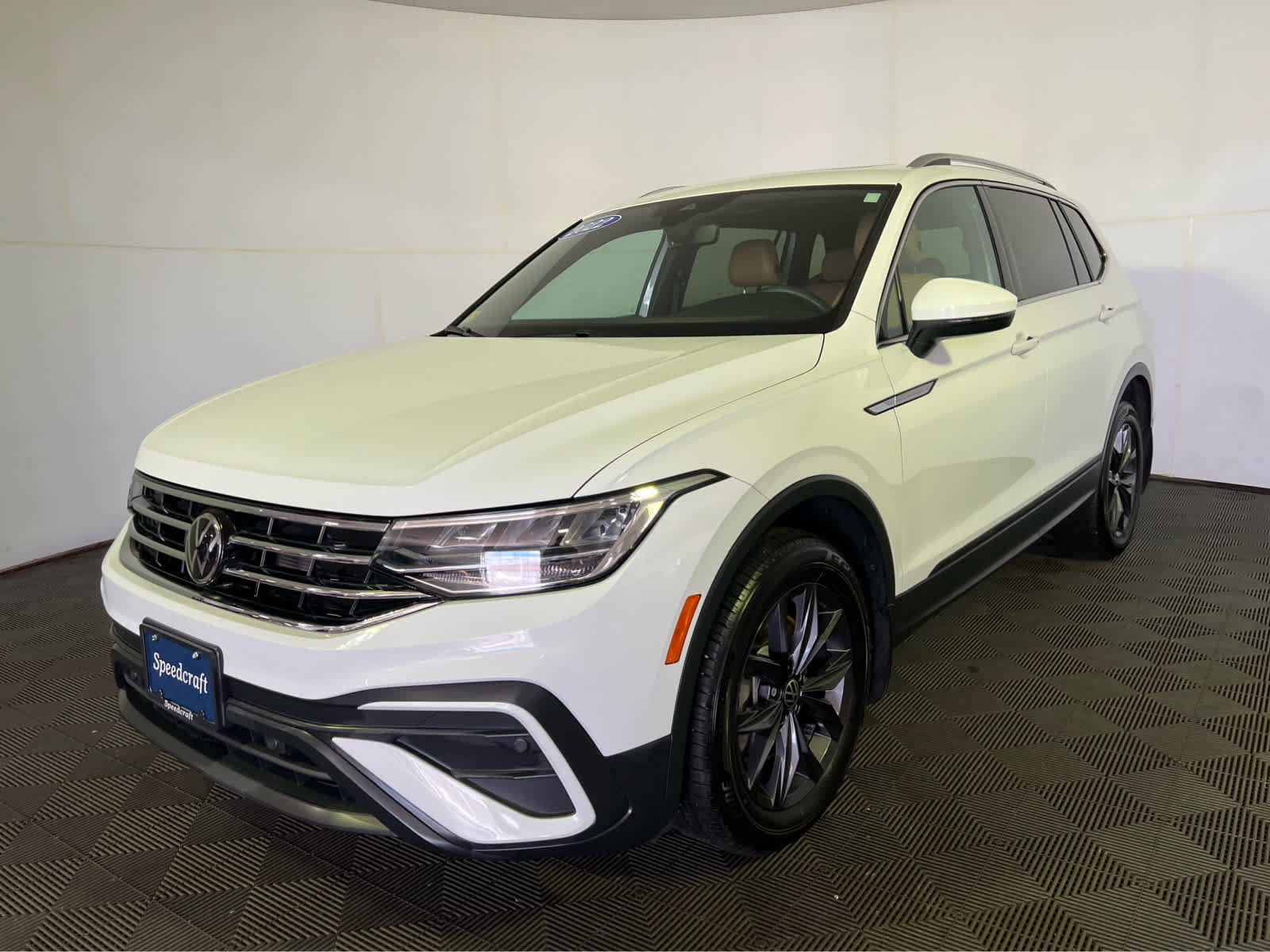 Used 2022 Volkswagen Tiguan SE w/ Panoramic Sunroof Package image 3