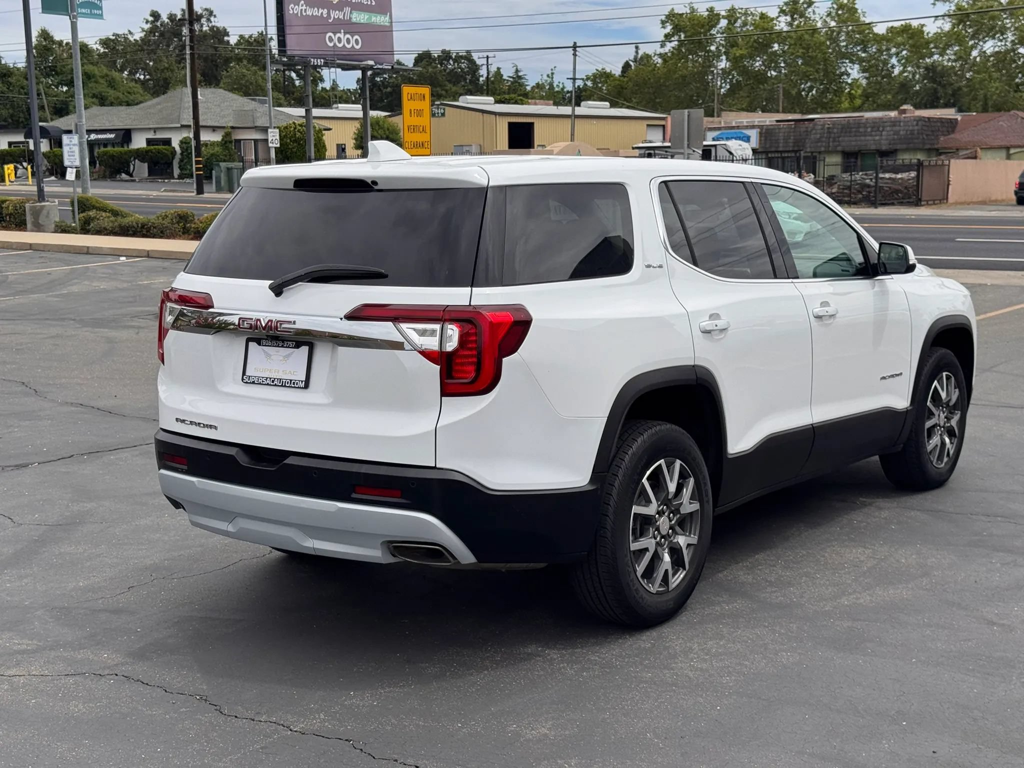 Used 2022 GMC Acadia SLE FWD image 6