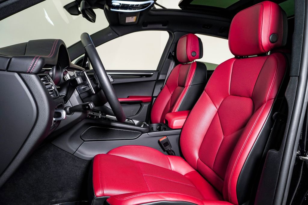 Certified 2025 Porsche Macan image 5