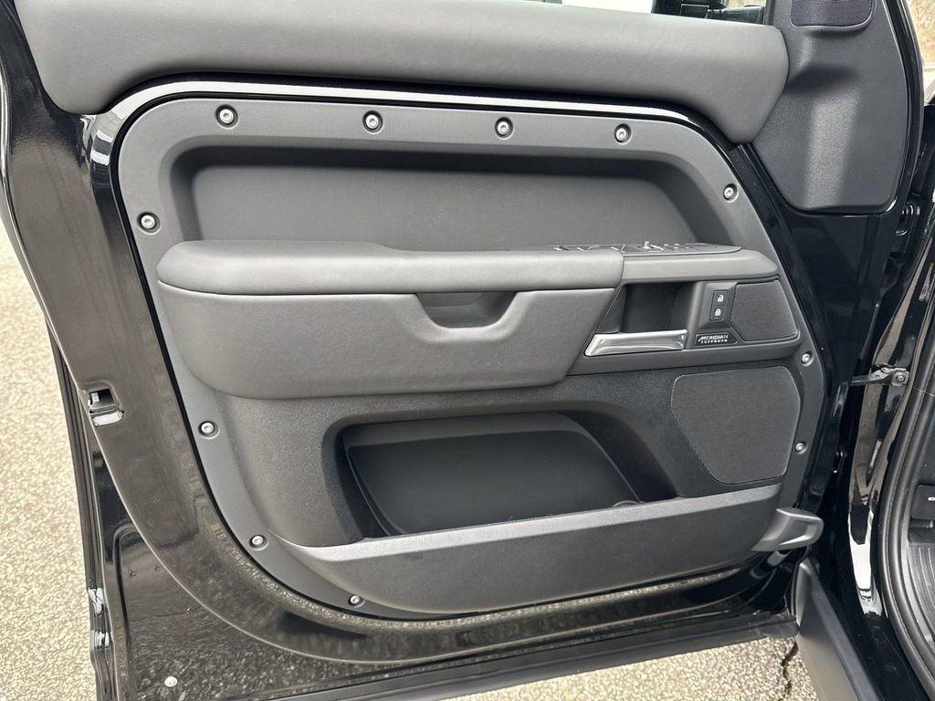 New 2025 Land Rover Defender 110 X-Dynamic SE image 14