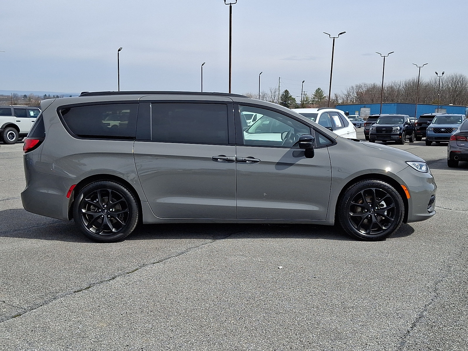 Used 2025 Chrysler Pacifica Limited FWD image 7