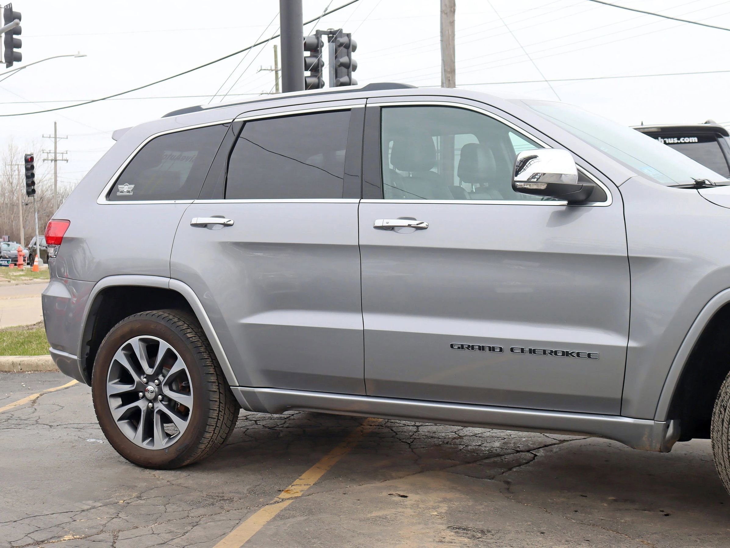 Used 2017 Jeep Grand Cherokee Overland AWD/4WD image 4
