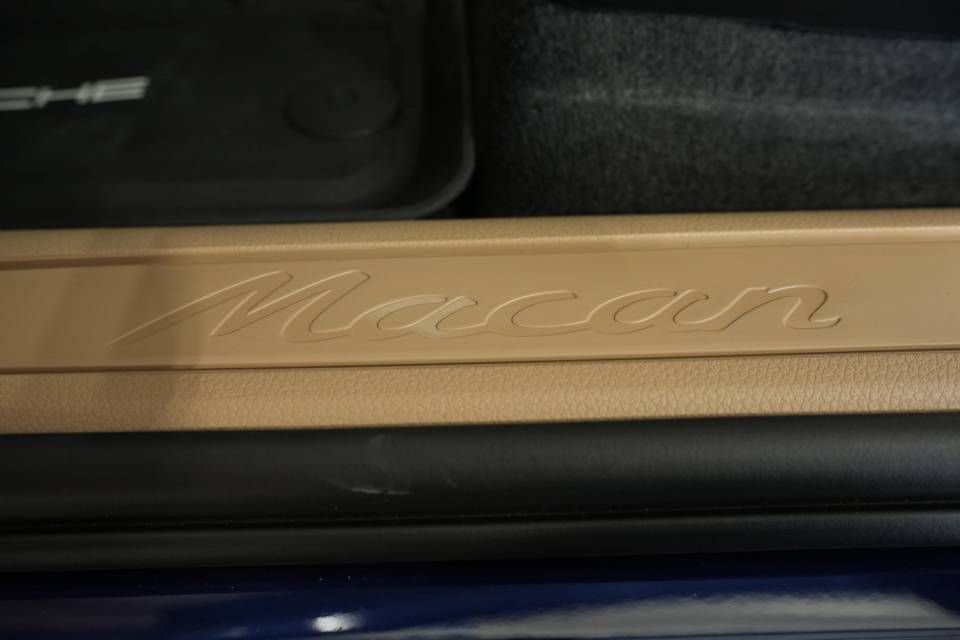 Certified 2026 Porsche Macan AWD/4WD image 32