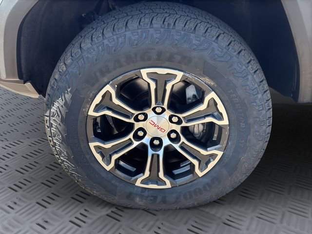 Certified 2024 GMC Canyon AT4 w/ AT4 Premium Package AWD/4WD image 32