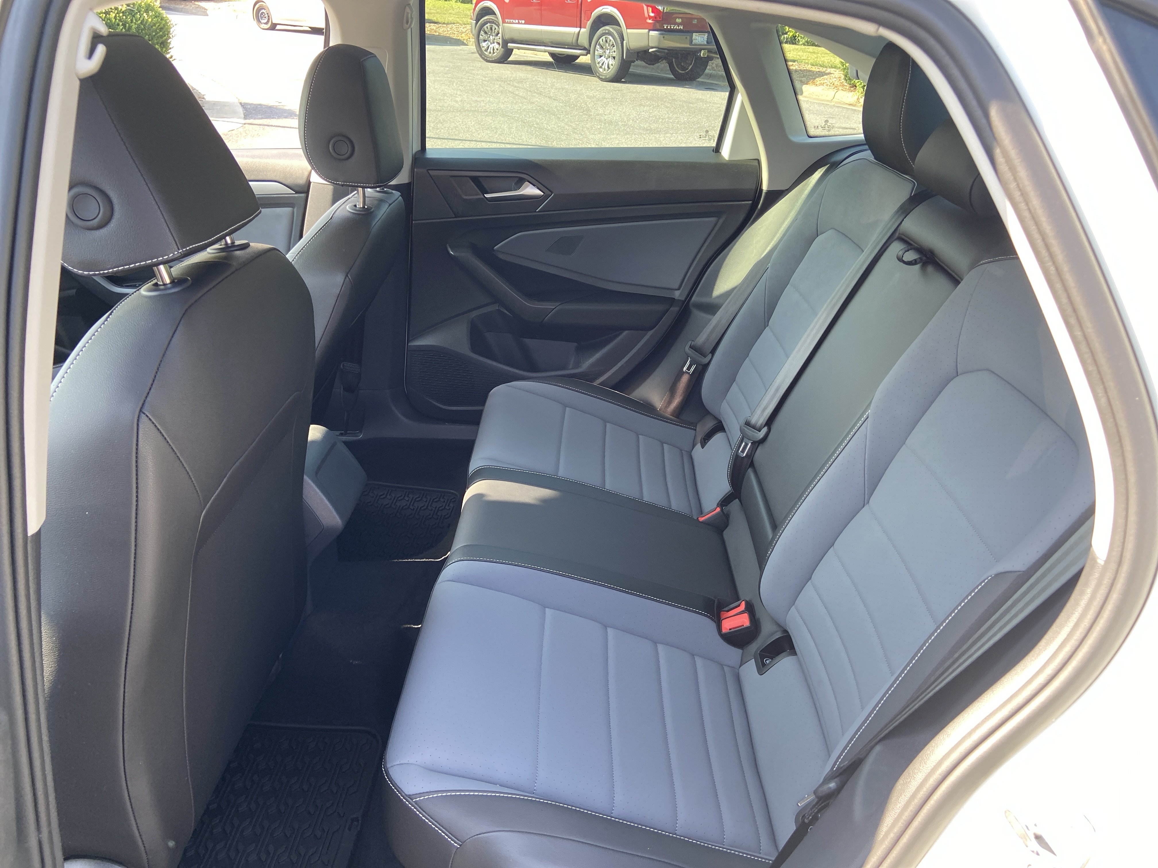 Used 2025 Volkswagen Jetta SE FWD image 12