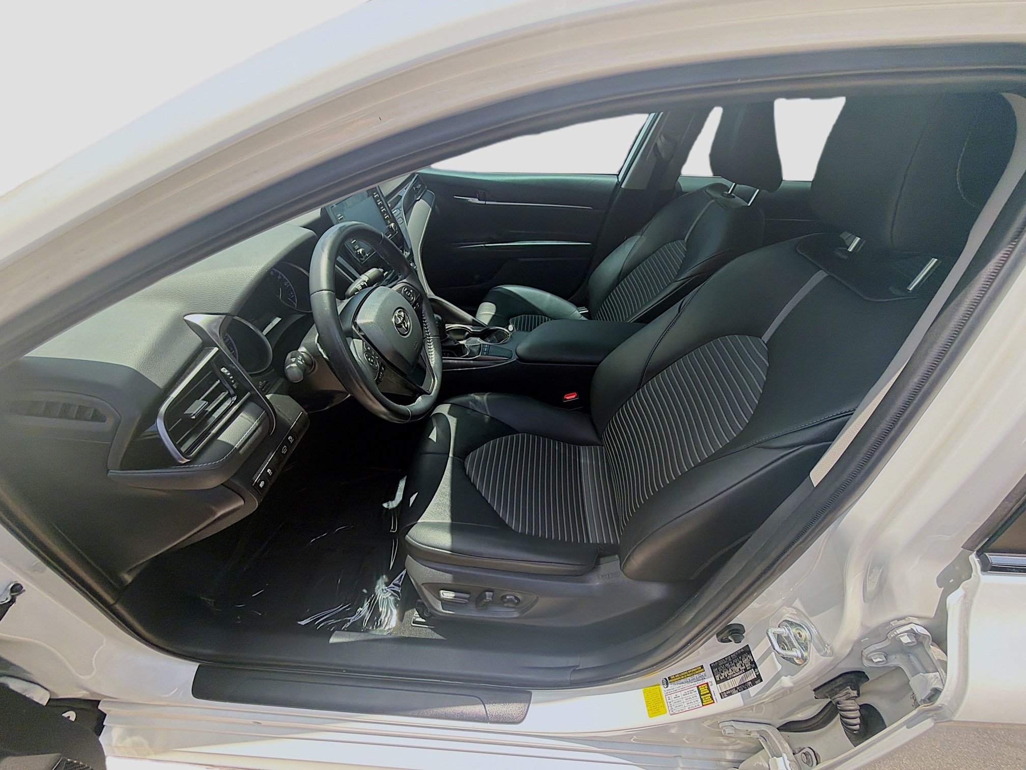Used 2022 Toyota Camry SE w/ Convenience Package FWD image 18