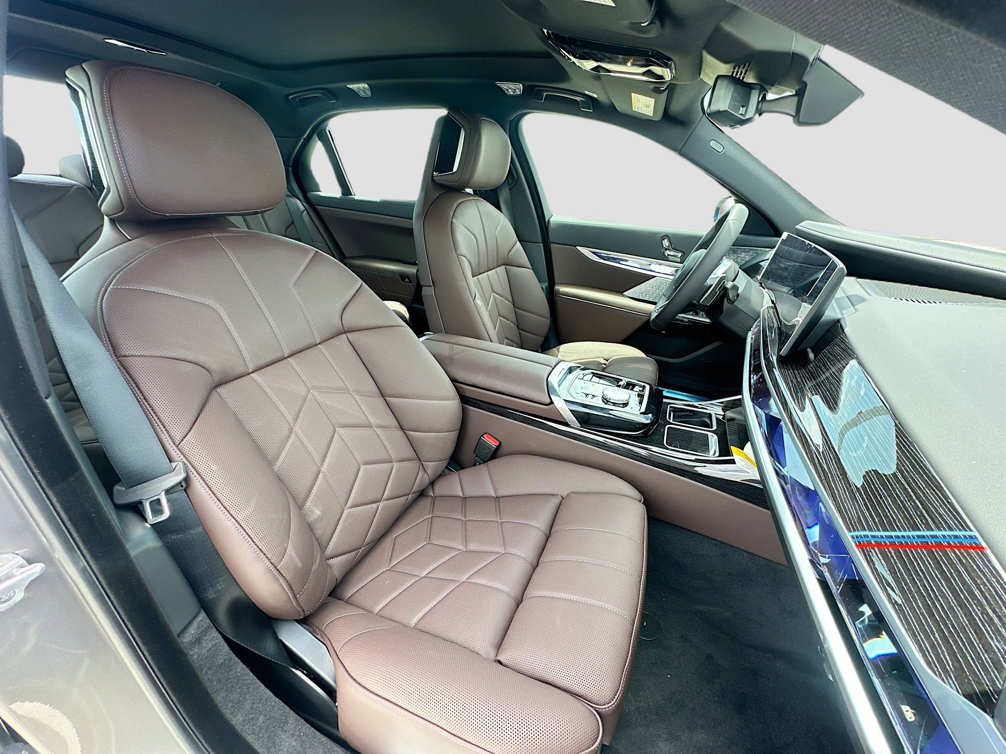 New 2025 BMW 750e xDrive w/ Executive Package image 24