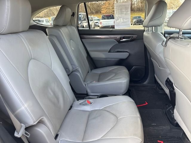Used 2024 Toyota Highlander Platinum image 11
