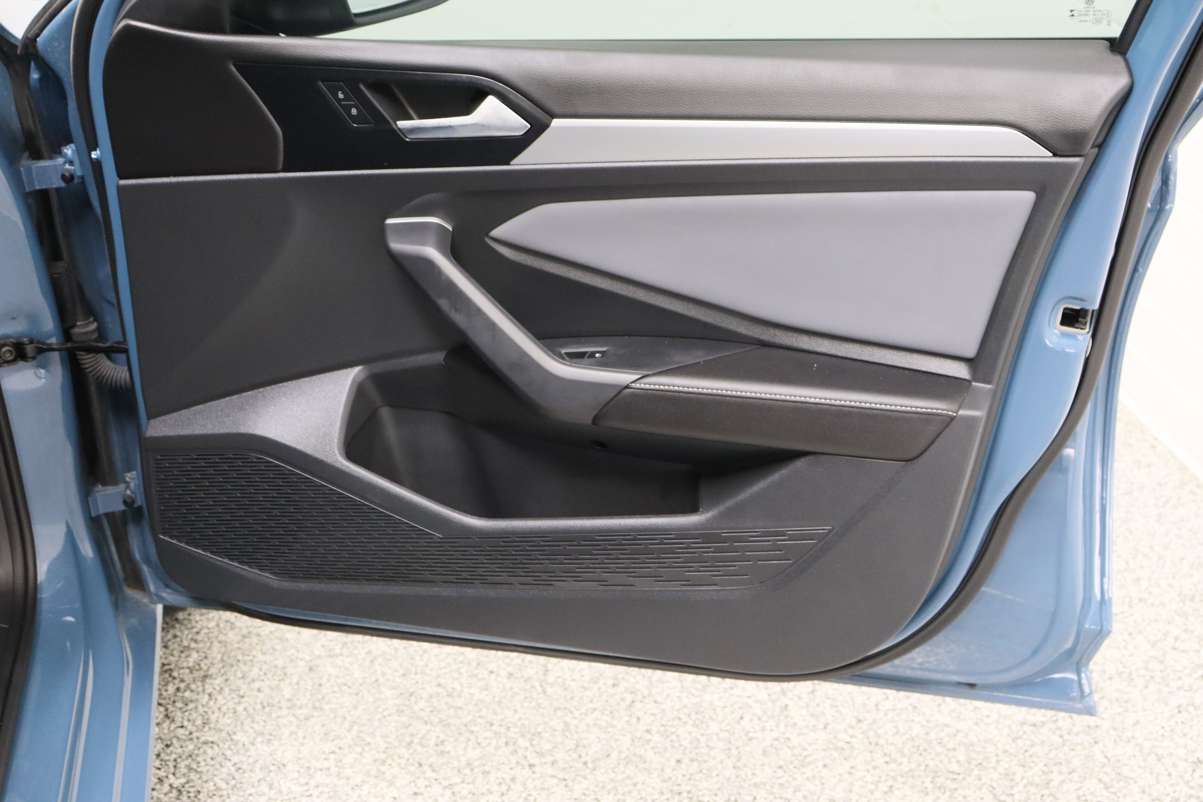 Used 2025 Volkswagen Jetta SE image 36