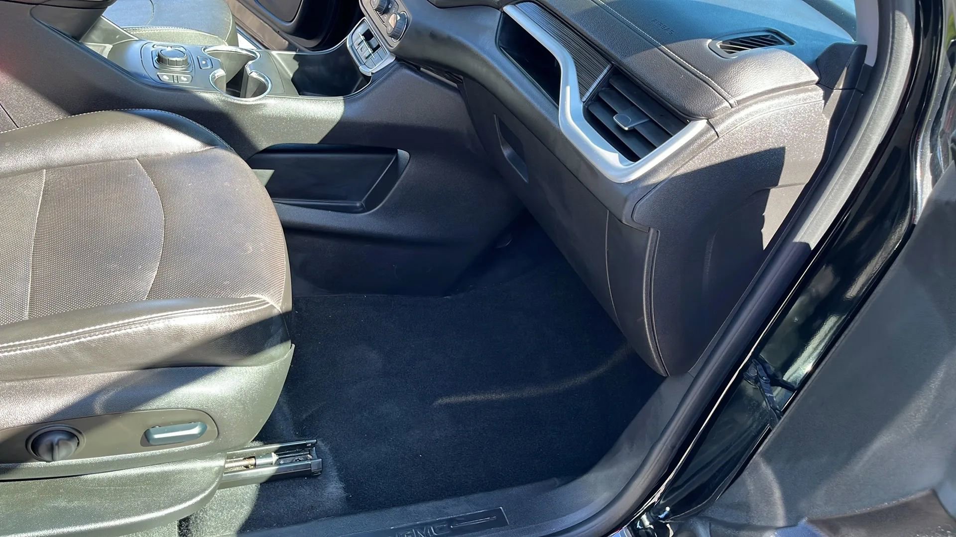 Used 2022 GMC Terrain SLT w/ Tech Package image 17
