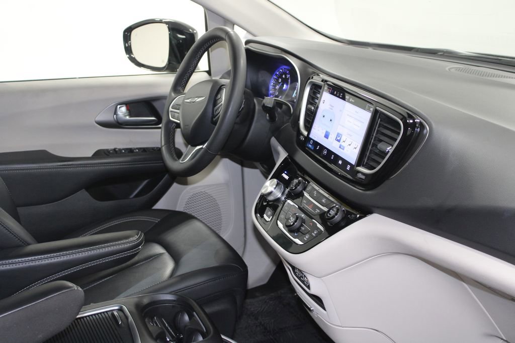 Used 2024 Chrysler Pacifica Touring-L image 28