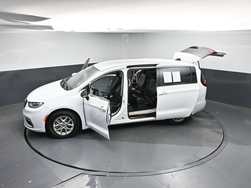 Used 2023 Chrysler Pacifica Touring-L image 50