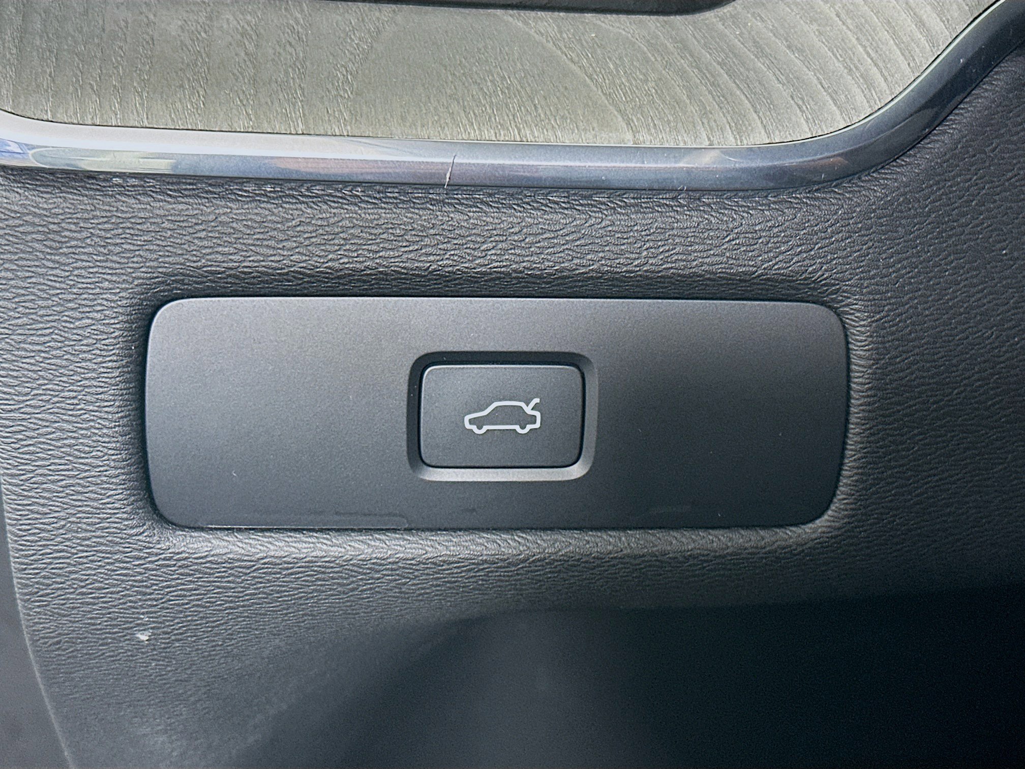 Used 2025 Volvo XC60 B5 Plus image 17