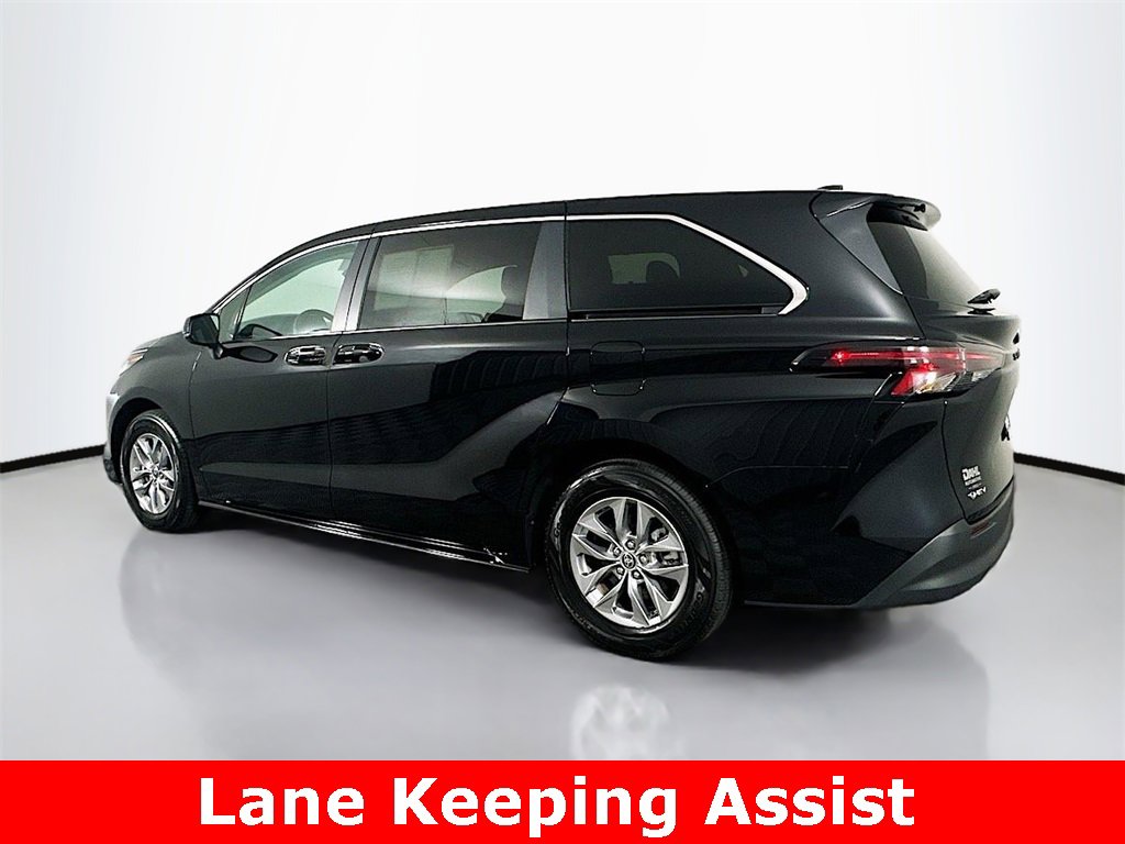 Used 2025 Toyota Sienna LE image 8