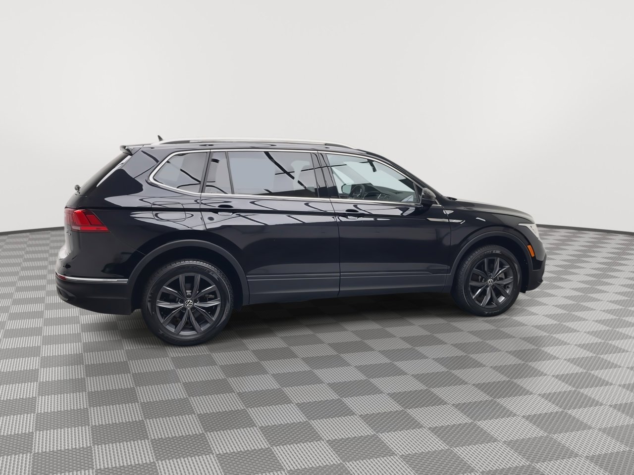 Used 2022 Volkswagen Tiguan SE AWD/4WD image 40
