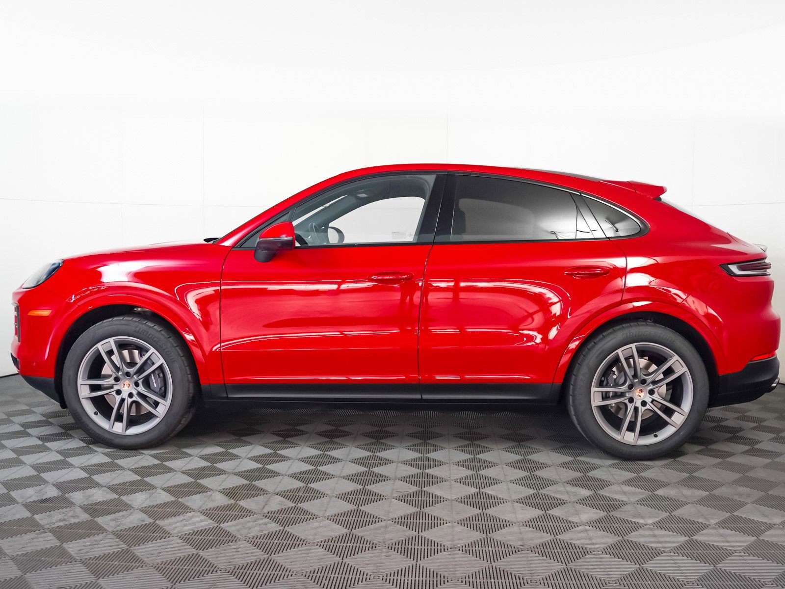 Certified 2025 Porsche Cayenne Coupe image 2